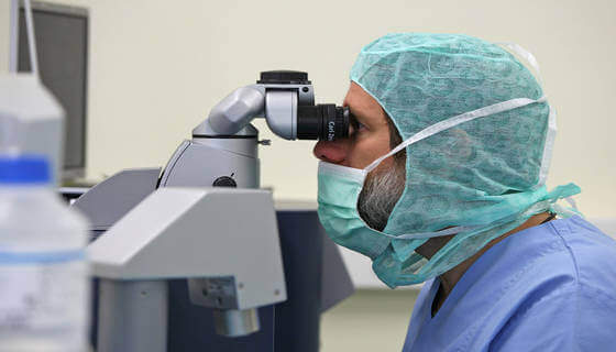 Dr. Frohn beim Augenlasern